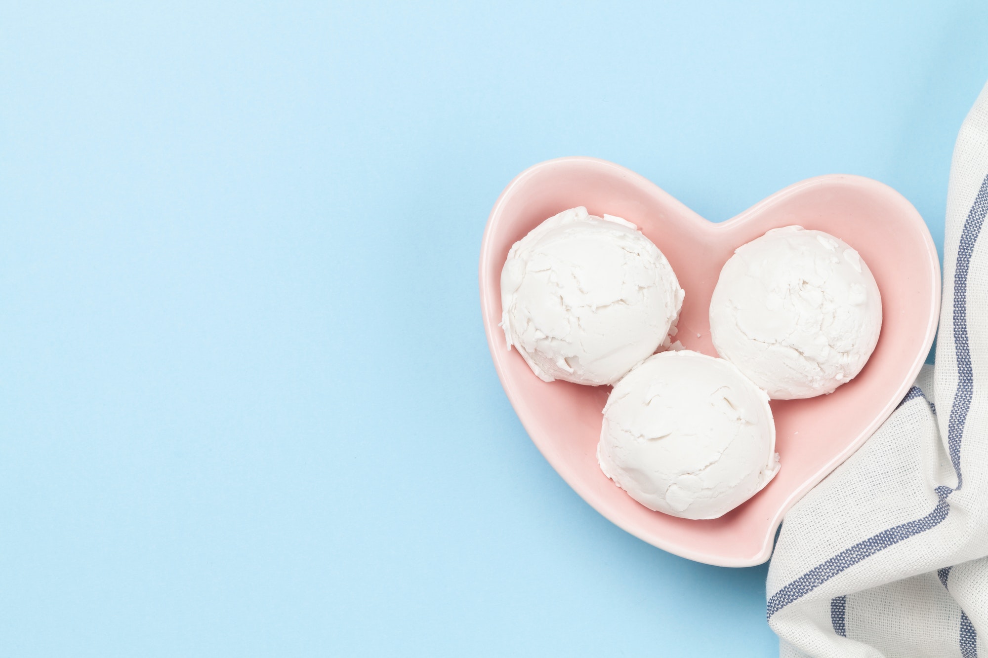 Vanilla ice cream scoops